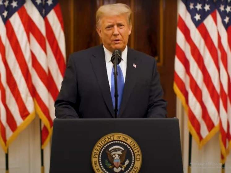 Трамп запретил посольствам США вывешивать радужный флаг рядом с американским