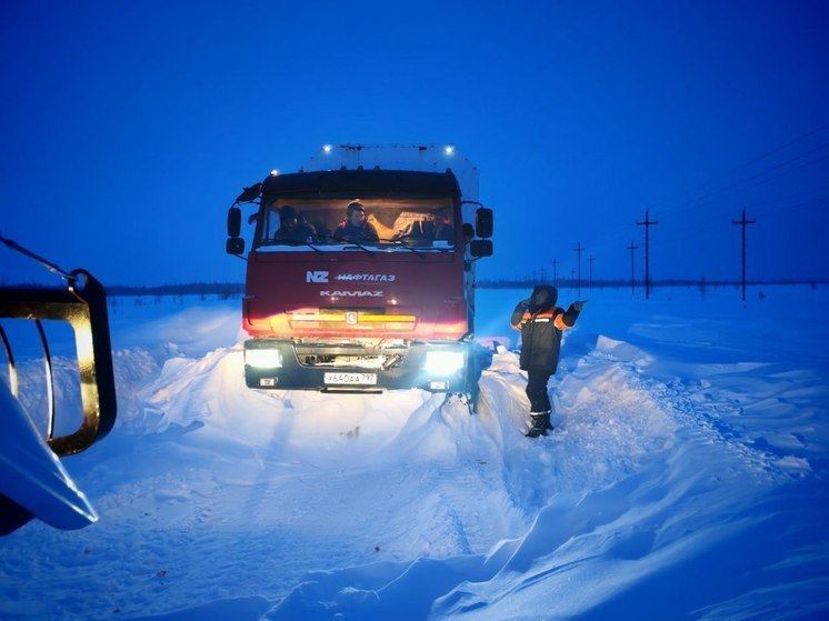 Ямальские спасатели помогли водителям грузовиков выбраться из снежного плена