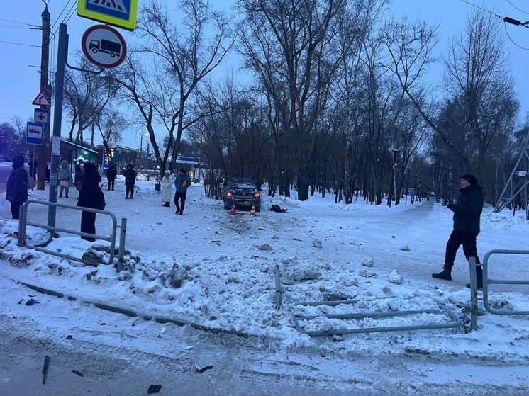 В Челябинске водитель, потеряв управление, сбил забор и пешехода