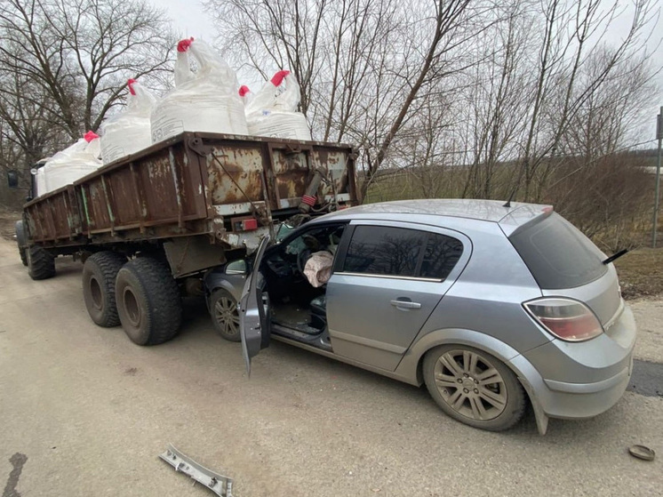 В Воронежской области легковушка въехала в прицеп трактора