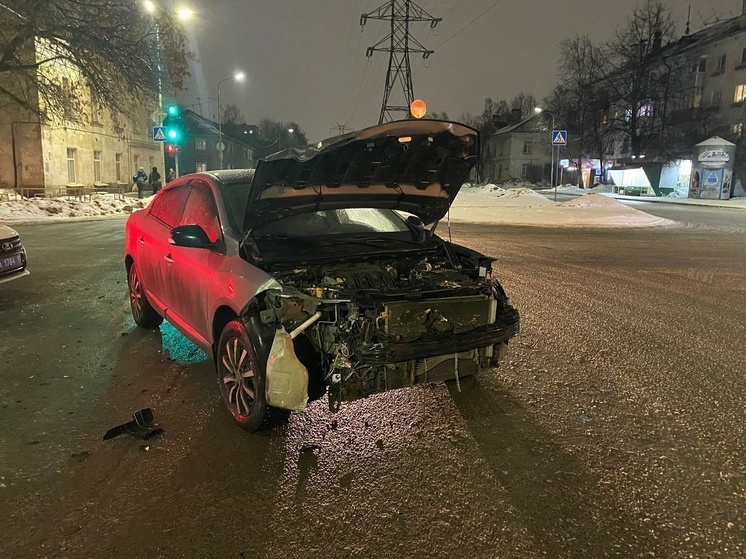 Водитель «Рено» не поделил дорогу с «БМВ» в Петрозаводске