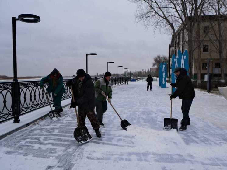 В Астрахани на Комсомольской набережной приступили к замене повреждённых элементов