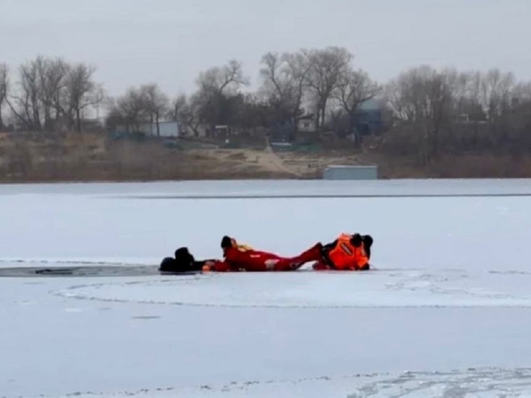 12-летний мальчик провалился под лед в Волжском Волгоградской области