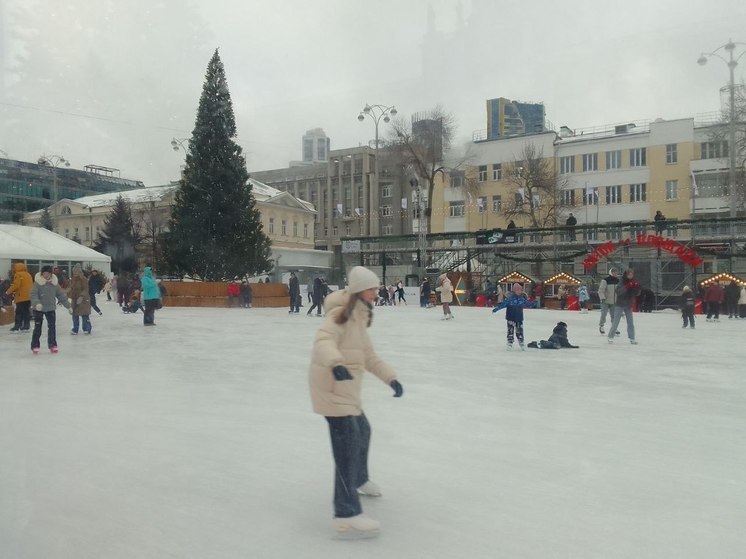 В Екатеринбурге продлена работа катка на площади 1905 года