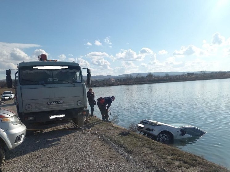 В Симферопольском районе спасатели достали автомобиль из водоёма