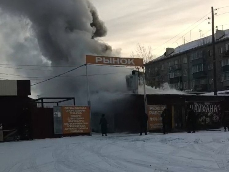 Крыша чайханы горит на городском рынке Могочи