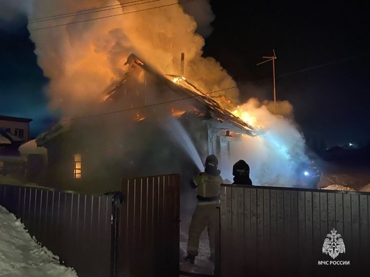 Крупный ночной пожар произошел в жилом доме на Алтае