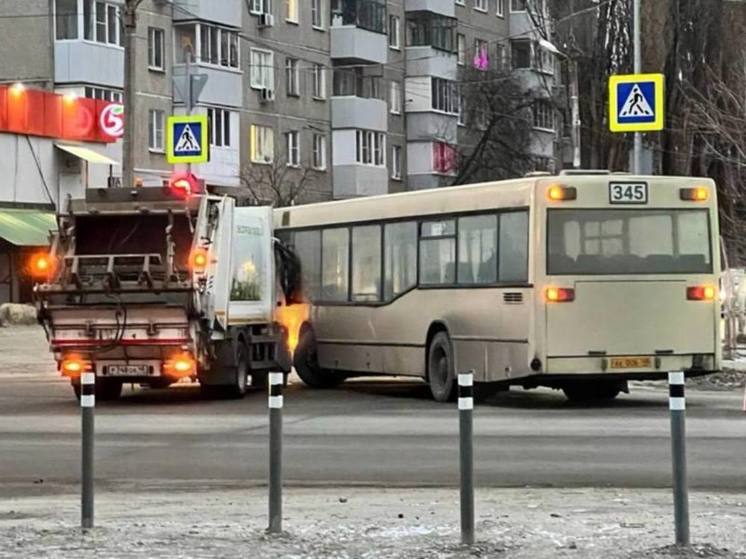 В Липецкой области пассажирский автобус столкнулся с мусоровозом