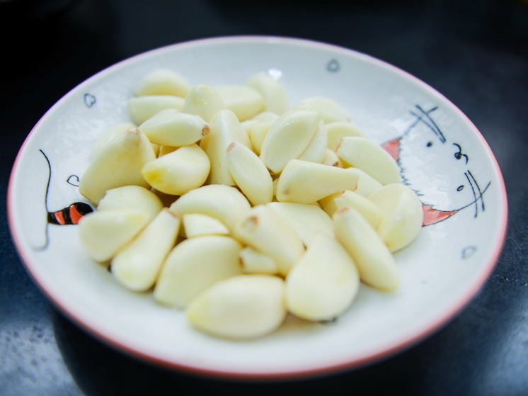 Врач назвала продукты, которые усиливают запах пота