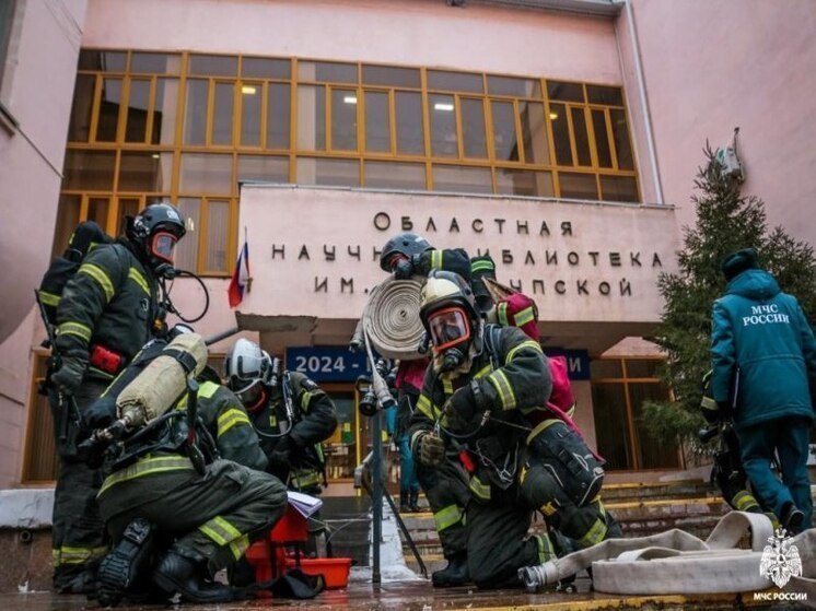 Астраханские пожарные потушили пожар в библиотеке имени Крупской в рамках учений