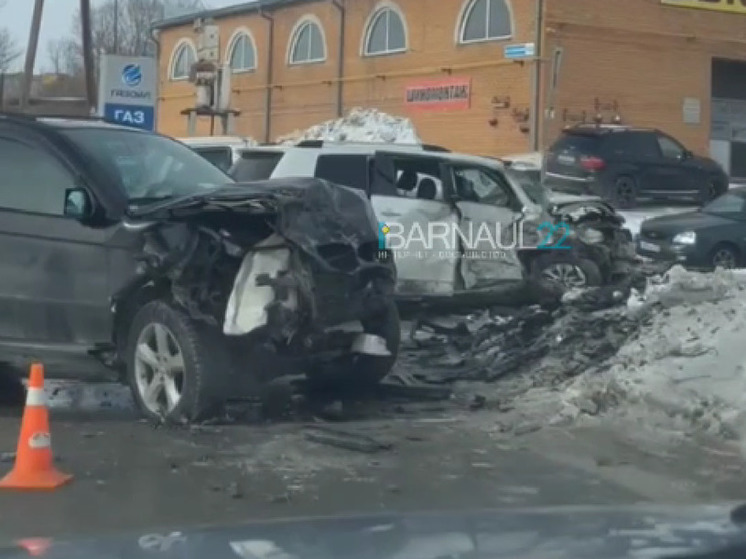 В Барнауле два внедорожника попали в жесткое ДТП