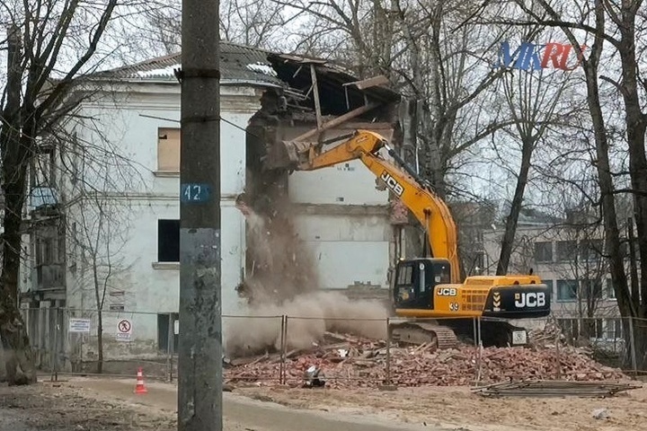 Градоначальник Калуги лично контролирует снос дома на Глаголева