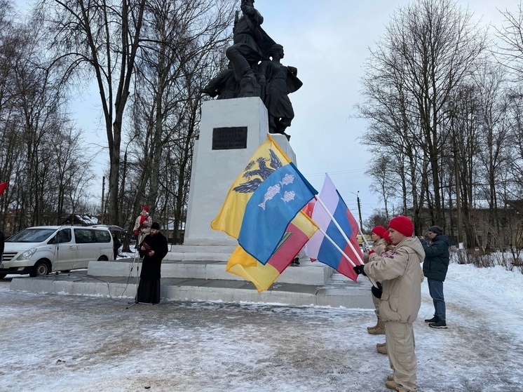 Юнармейцы возложили гирлянду к памятнику партизанам в Осташковском округе