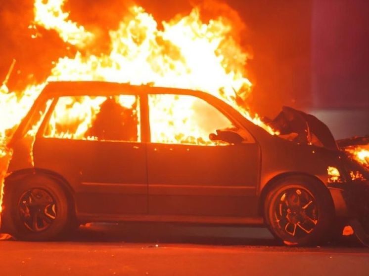 Два автомобиля загорелись в одном из дворов Звенигорода