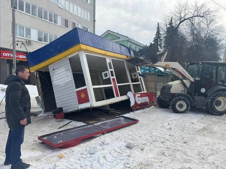 В центре Уфы снесли торговый киоск