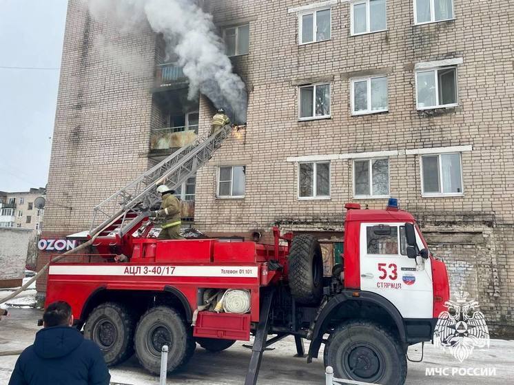 В Старице Тверской области спасли людей на пожаре