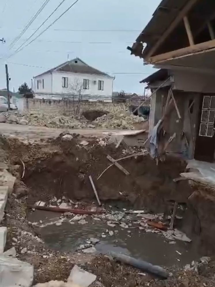 В Избербаше частично рухнул дом, стоящий на канализационном коллекторе