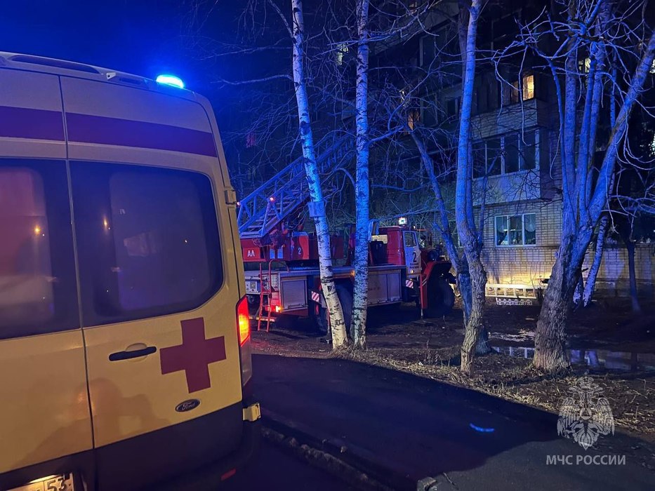 В Панковке спасли 27 жильцов горящей пятиэтажки, снимая людей с балконов и окон 