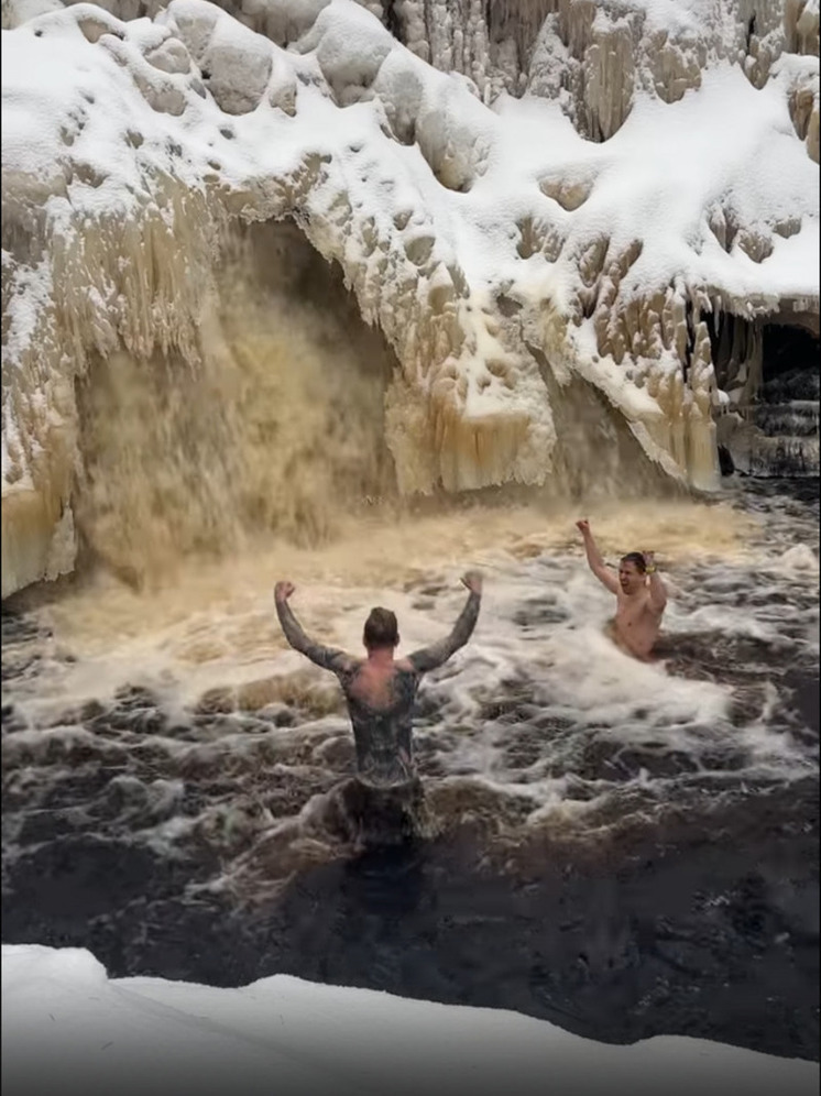 Молодые люди устроили экстремальное купание в Карелии