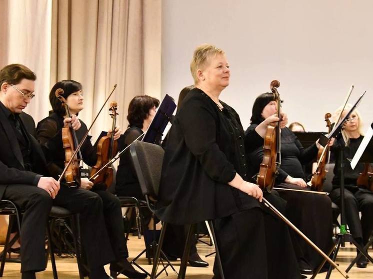 Губернаторский оркестр порадовал жителей Псковского района концертом военных песен