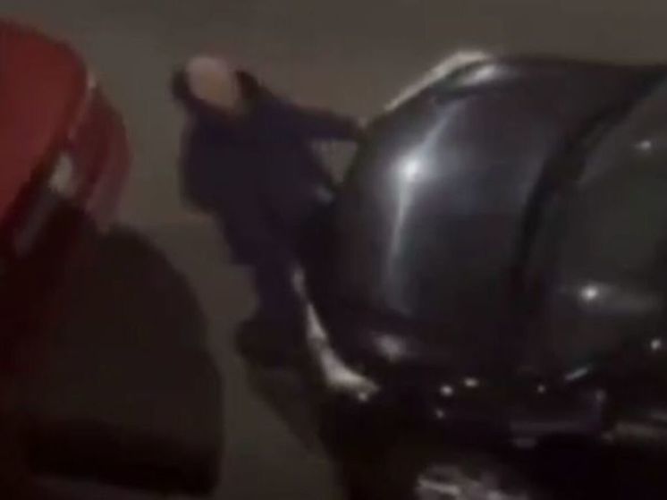 В Мытищах злоумышленник ночью пытался вскрыть машины