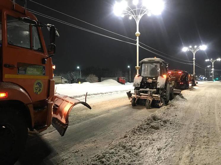 В Мурманске на уборку улиц вывели 123 единицы техники