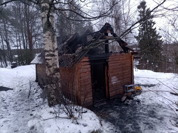 Баня полыхала в поселке Карелии