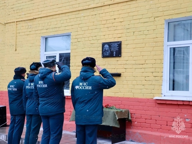 В Твери прошел митинг в память о сотруднике МЧС, который провалился в яму с кипятком