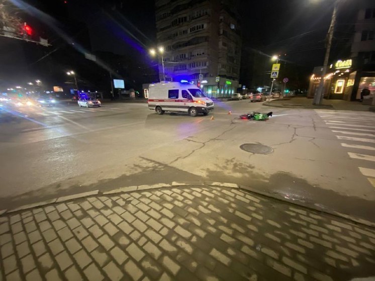 В центре донской столицы случилось ДТП с машиной скорой помощи и велосипедистом