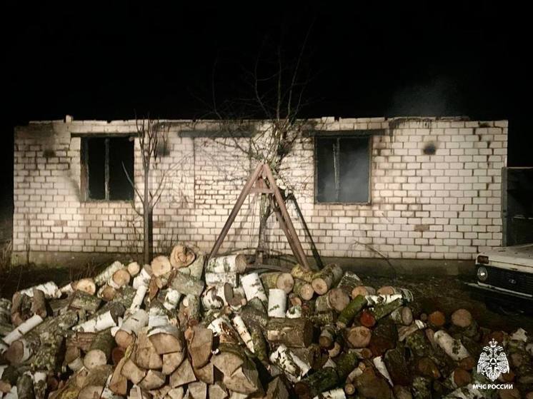 Пожарные спасли жилой дом в Пскове