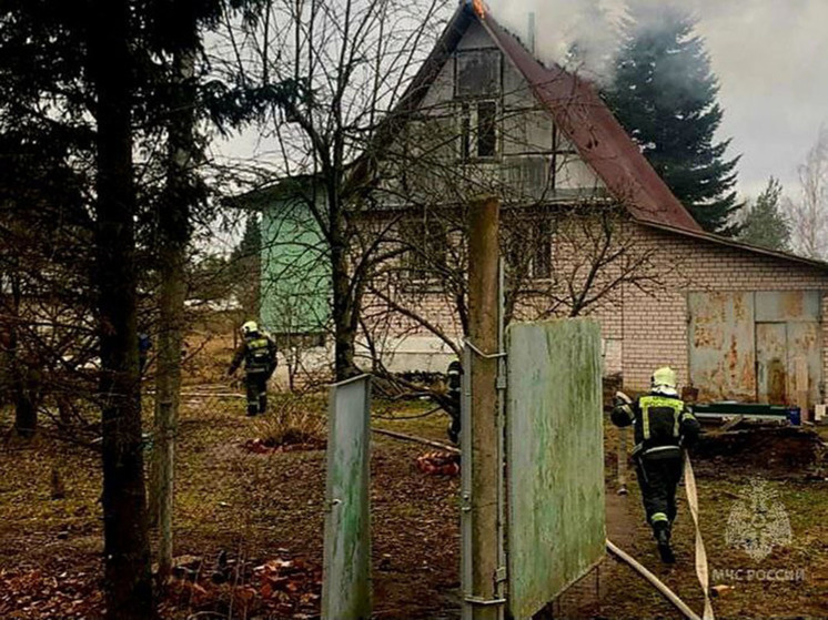 В Медвежьей Голове Новгородского района выгорела мансарда частного дома