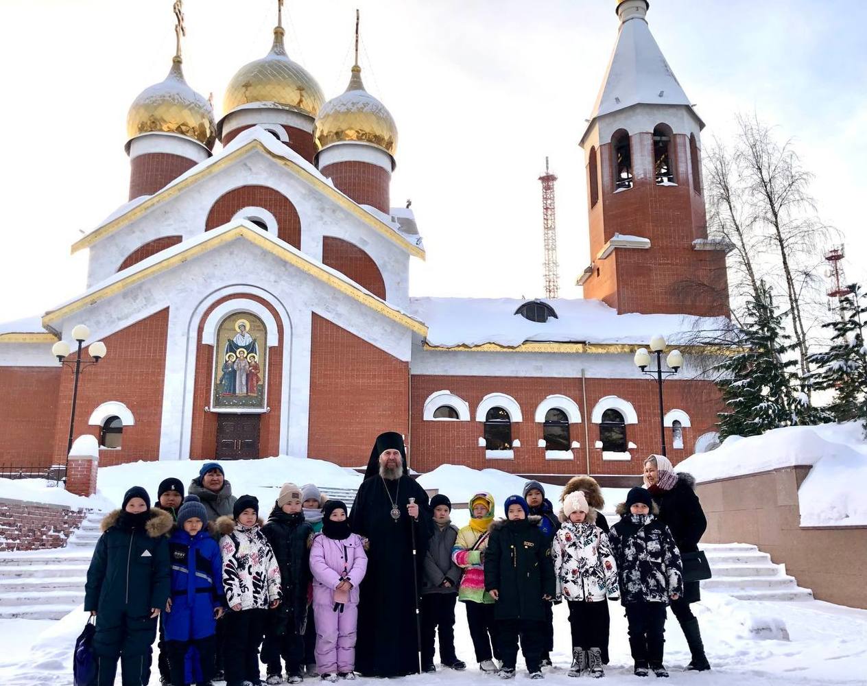 Обед в храме, знакомство с бойцами СВО: в Ноябрьске погостили дети из Халясавэя