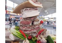 Врач Александр Мясников назвал продукты, снижающие холестерин: сало есть в их числе.