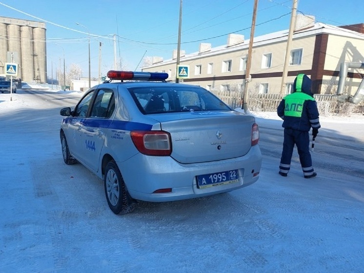 В Барнауле наказание получила местная жительница, посадившая своего партнера, лишенного водительских прав, за руль. В попытке спасти любимого от заведения на него административного дела, женщина сама попала под горячую руку правосудия.