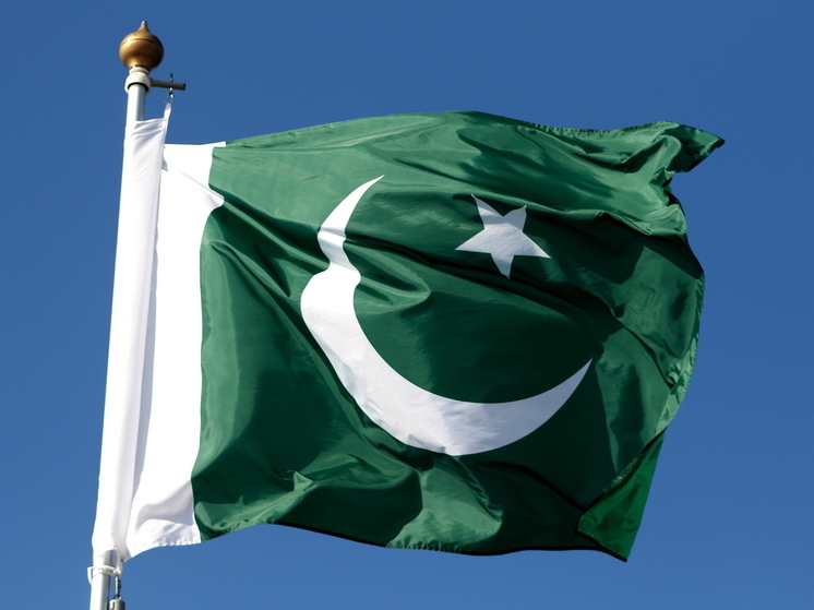 Шесть человек погибли при взрыве автоцистерны в Пакистане