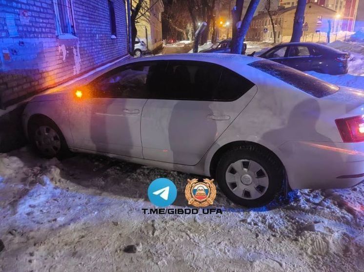 В Уфе пьяный водитель протаранил легковушку и врезался в здание