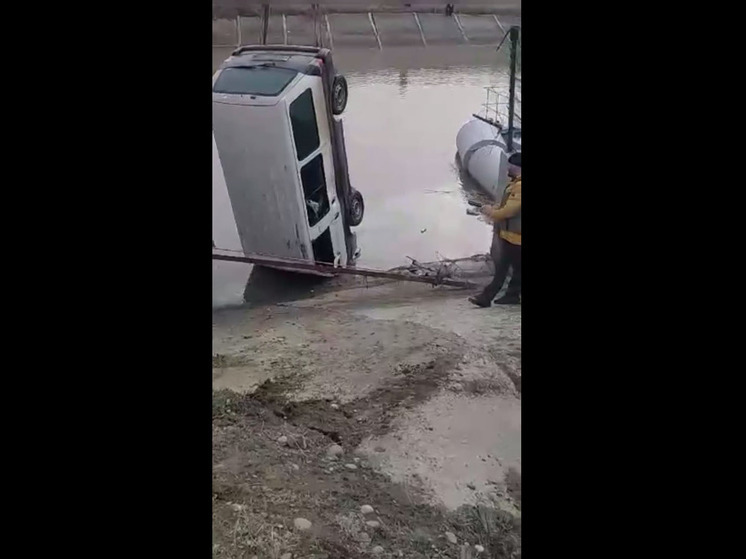 В Невинномысске водолазы достали из канала утонувшую легковушку, семья успела выбраться