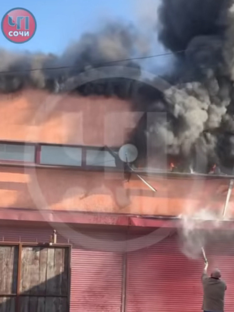 В Хостинском районе сочинские пожарные потушили возгорание здания