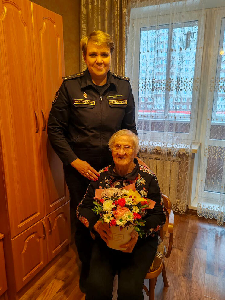 Калужские судебные приставы навестили блокадницу