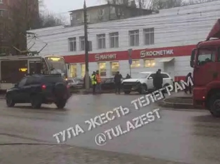 В Туле столкнулись легковой автомобиль Mitsubishi и трамвай