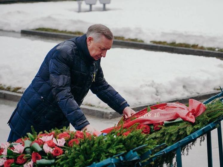 В торжественном возложении цветов и венков в честь 81-й годовщины полного освобождения Ленинграда от фашистской блокады на Пискаревском кладбище в Петербурге приняли участие губернатор Северной столицы Александр Беглов и председатель Совета Федерации Валентина Матвиенко. Об этом сообщили в пресс-службе Смольного.