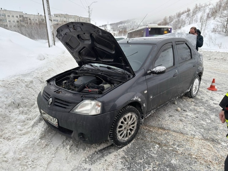 Автобус и легковушка столкнулись на дороге в Кировске