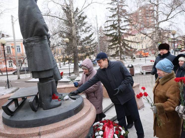 В Красноярске почтили память блокадников Ленинграда у памятника «Дети войны»