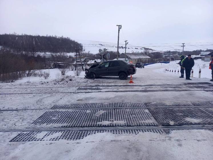 В Кувандыке легковой автомобиль столкнулся с поездом