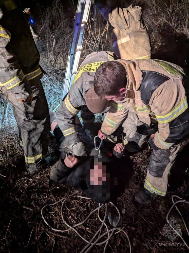 МЧС: спасатели достали пенсионера из 11-метрового колодца