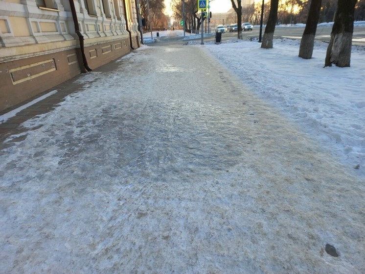Дорожные службы Нижнего усилили работу по уборке наледи после дождей