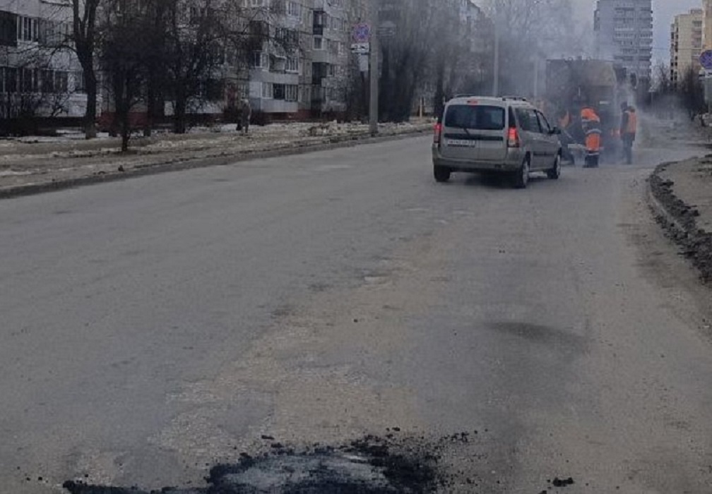 Во Владимире делают ямочный ремонт с помощью "зимнего" асфальта