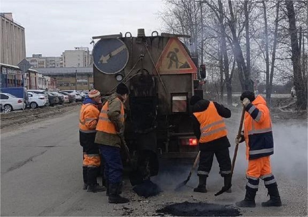 Во Владимире делают ямочный ремонт с помощью "зимнего" асфальта