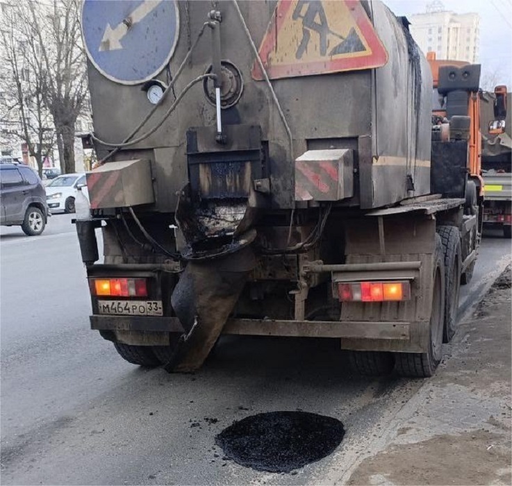 Во Владимире делают ямочный ремонт с помощью "зимнего" асфальта