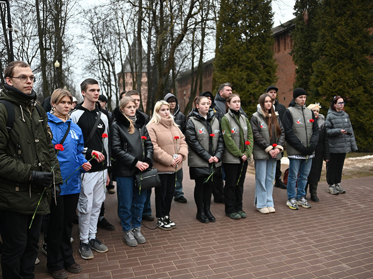 В день полного снятия блокады Ленинграда смоляне возложили цветы в Сквере памяти героев